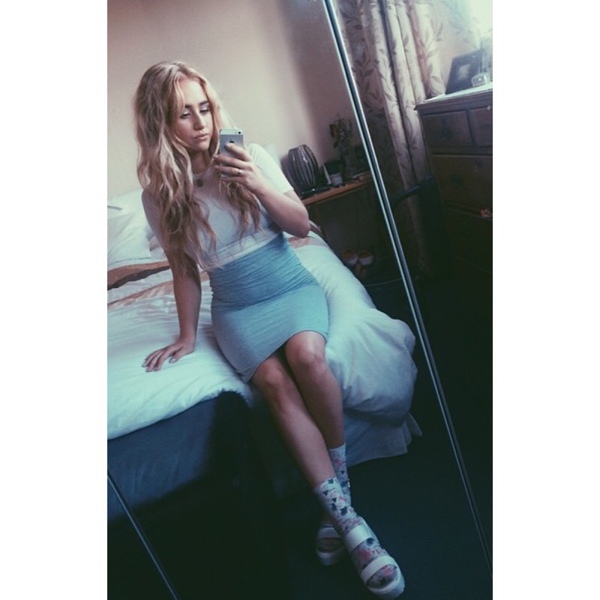 ellie hemmings feet 5