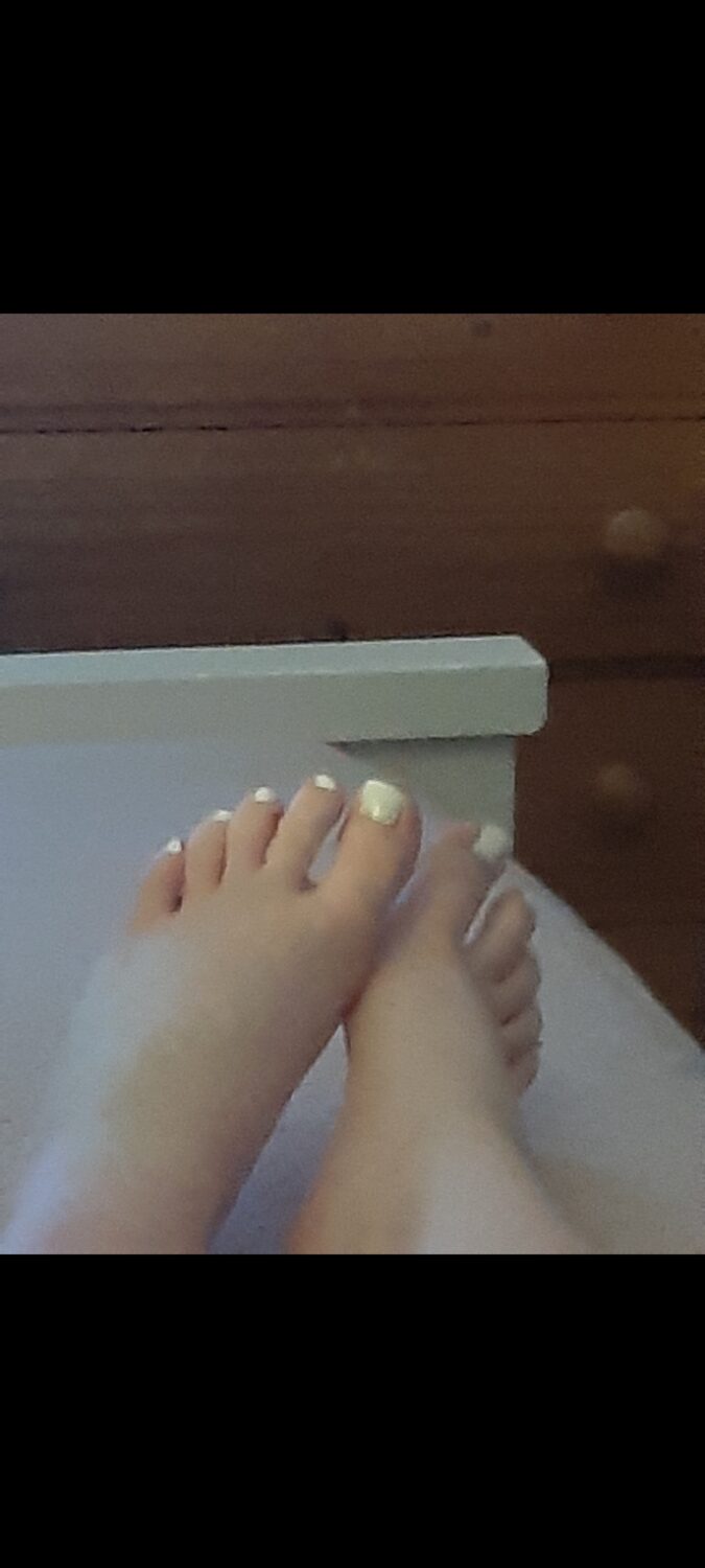 ellie jones feet 4