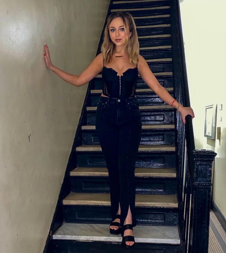 ellie schnitt feet 3