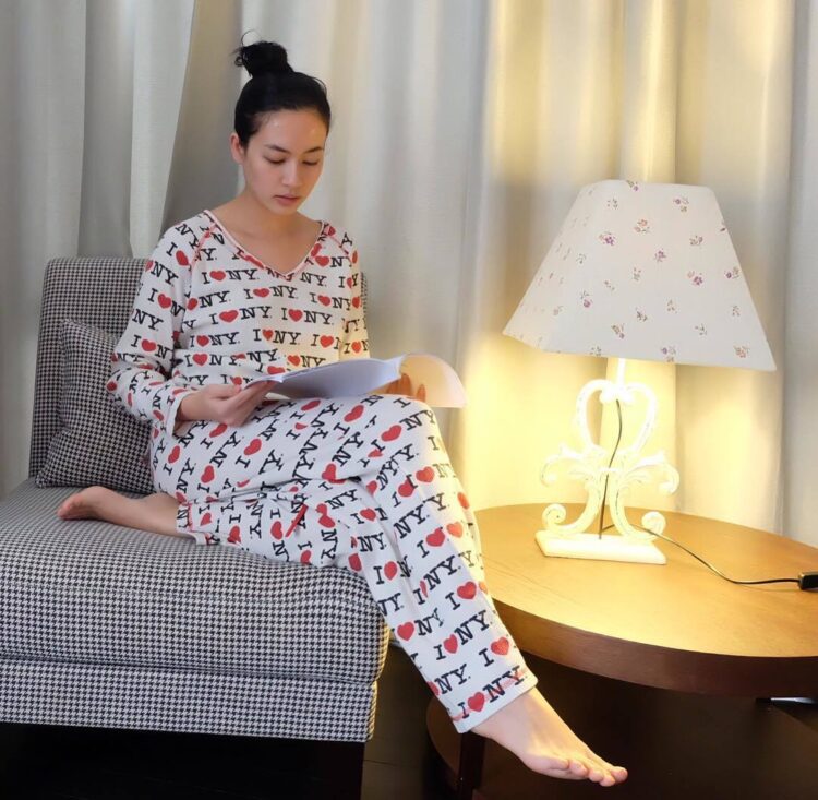 elvira devinamira feet 3