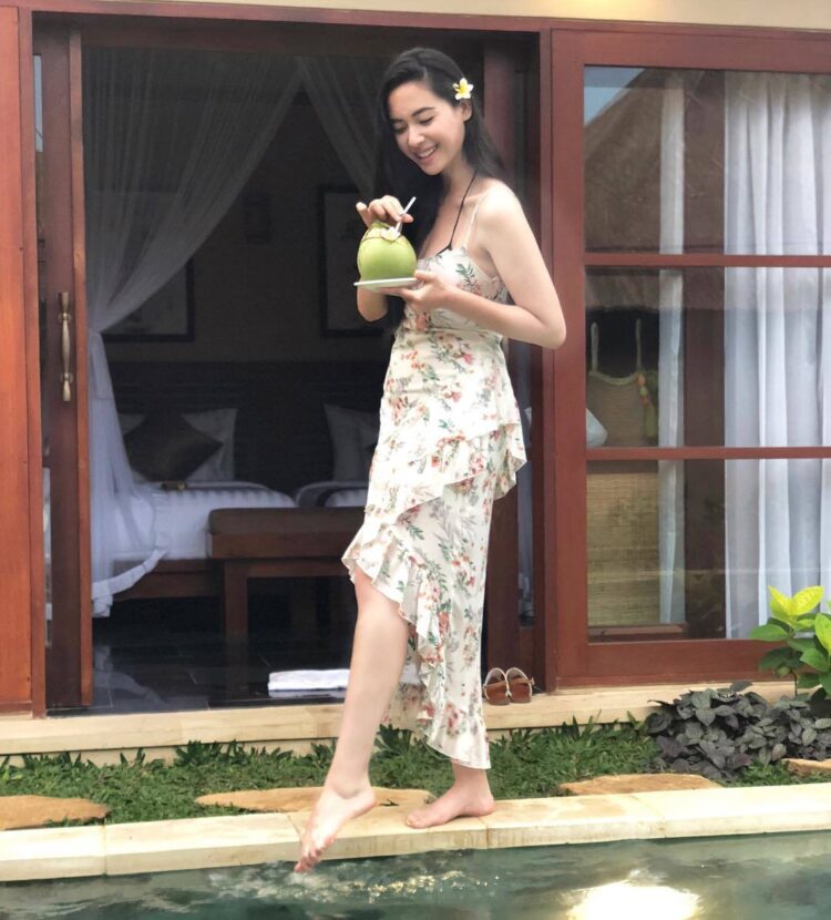 elvira devinamira feet 4