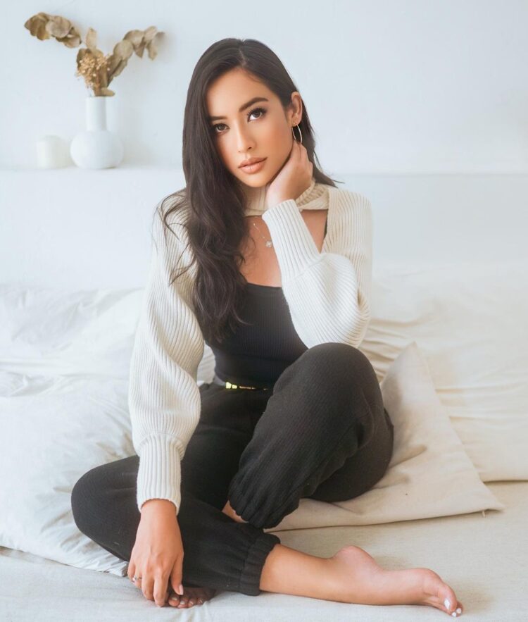 elvira devinamira feet