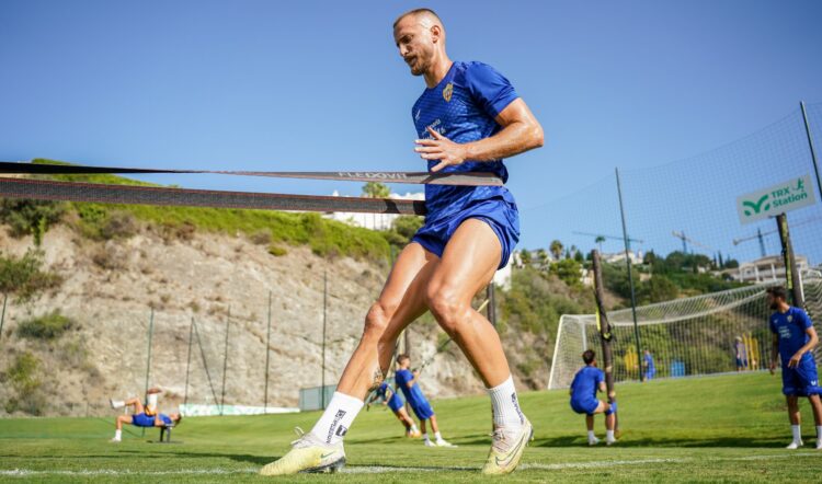 ely oficial feet 4 scaled