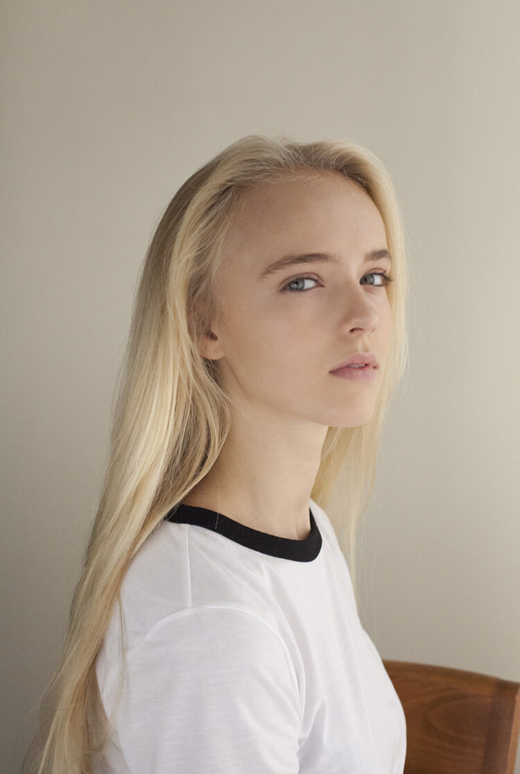 elys hutchinson feet