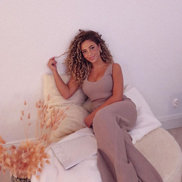 emelie battah feet 3