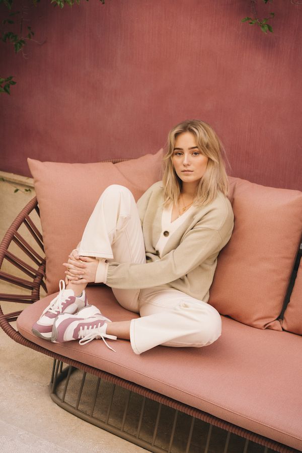 emilie briting feet 1