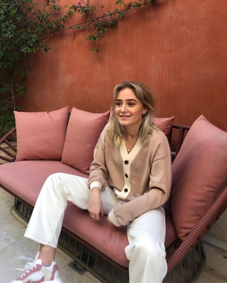 emilie briting feet 2