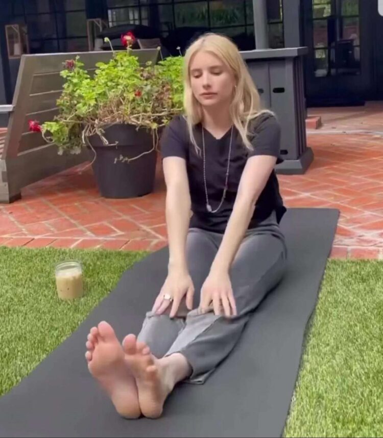 emily roberts feet 3