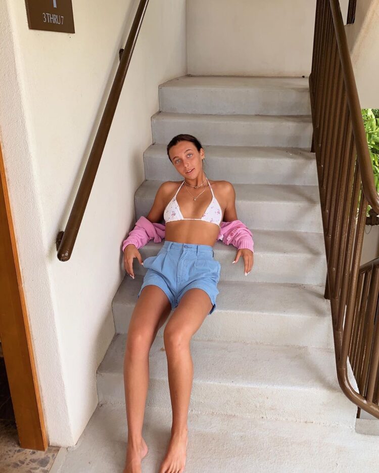 emma chamberlain feet 2