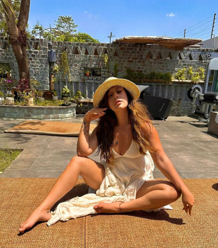 esha shroff shah feet 2