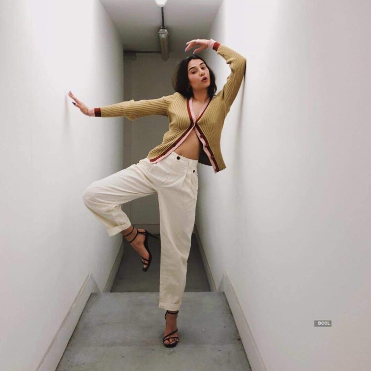 esha shroff shah feet 4