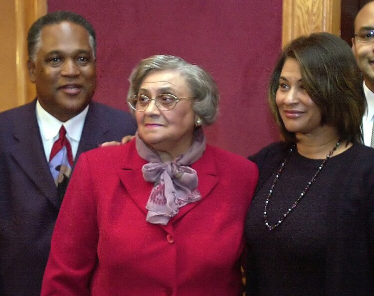 essie mae washington williams feet 2