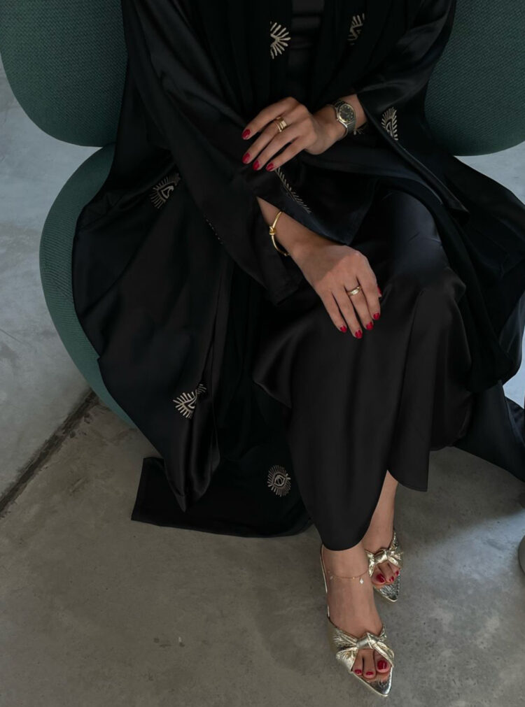eya abaya feet 3