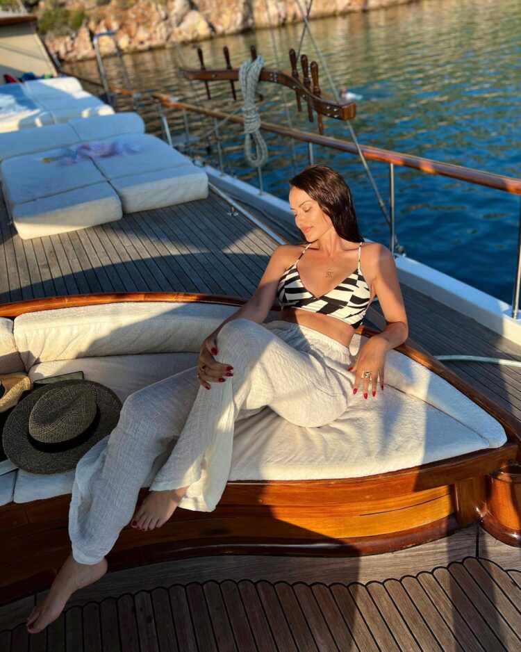 fahriye evcen feet 3