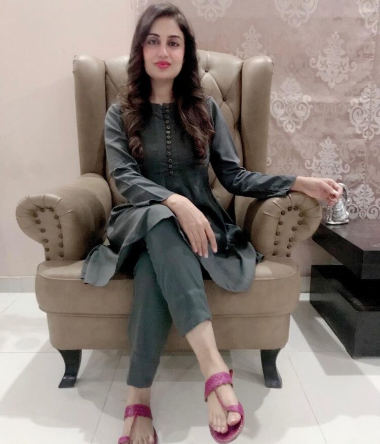 farrah yousef feet 2