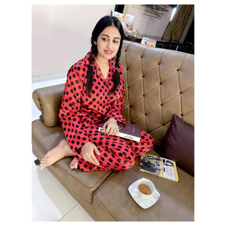 farrah yousef feet 4