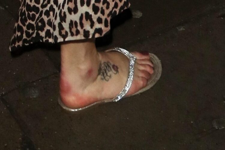faye tozer feet