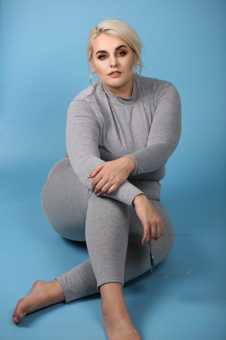 felicity hayward feet scaled