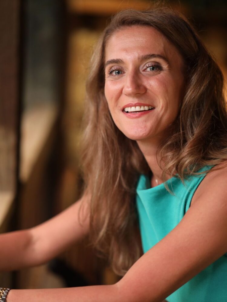 feyza bayraktar feet 4