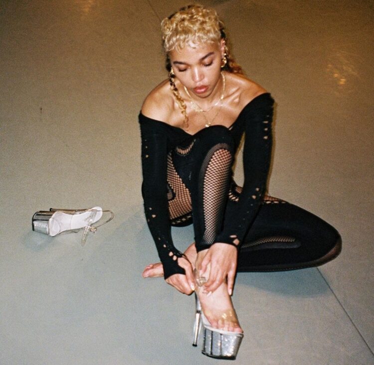 fka twigs feet 2