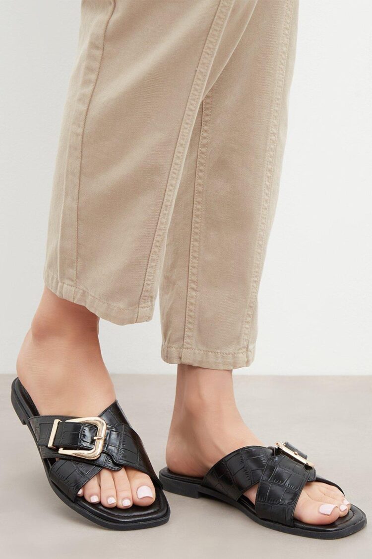 flavia millen feet 2