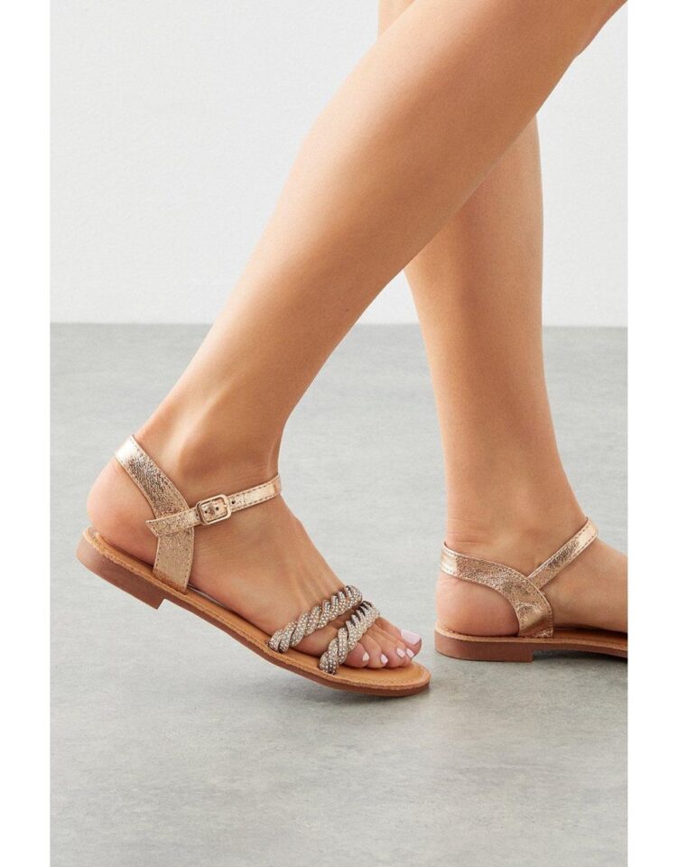 flavia millen feet 3