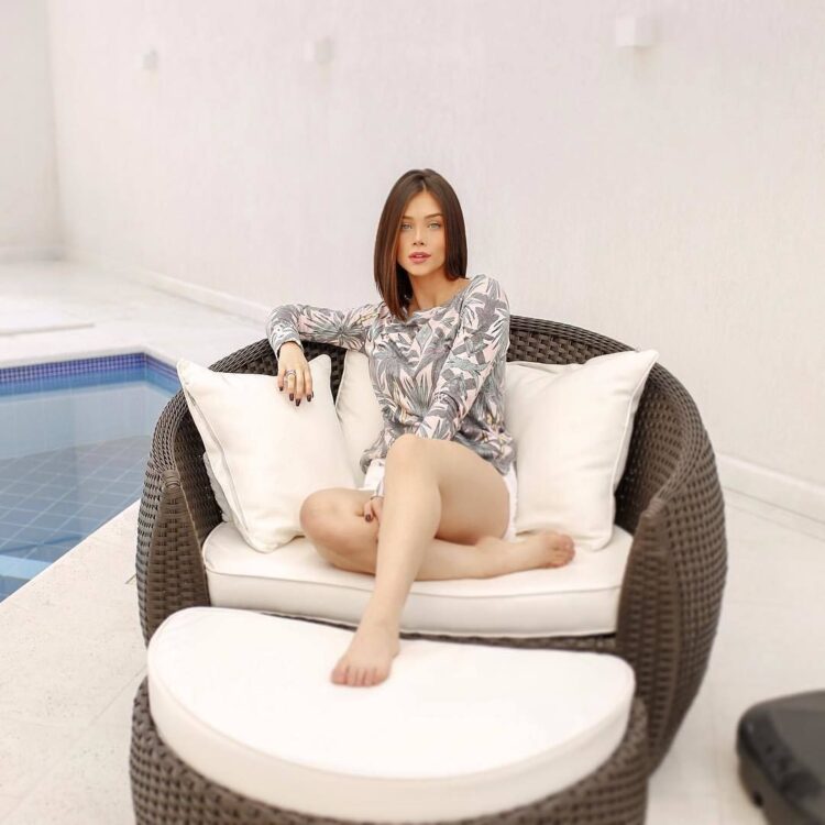 flavia pavanelli feet