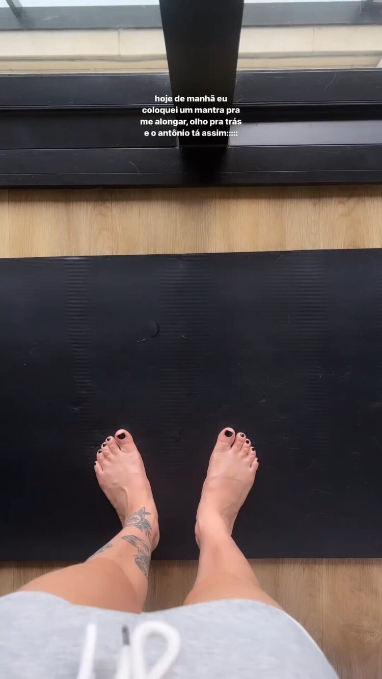 flavia sayuri feet 3