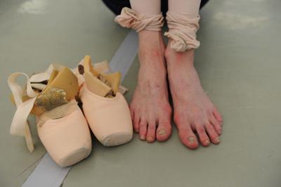 flor salvador feet 2