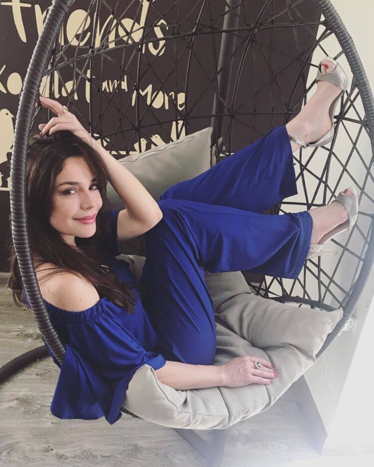 flora martinez feet 3