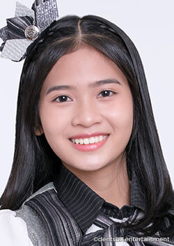 flora shafiqa riyadi feet 5