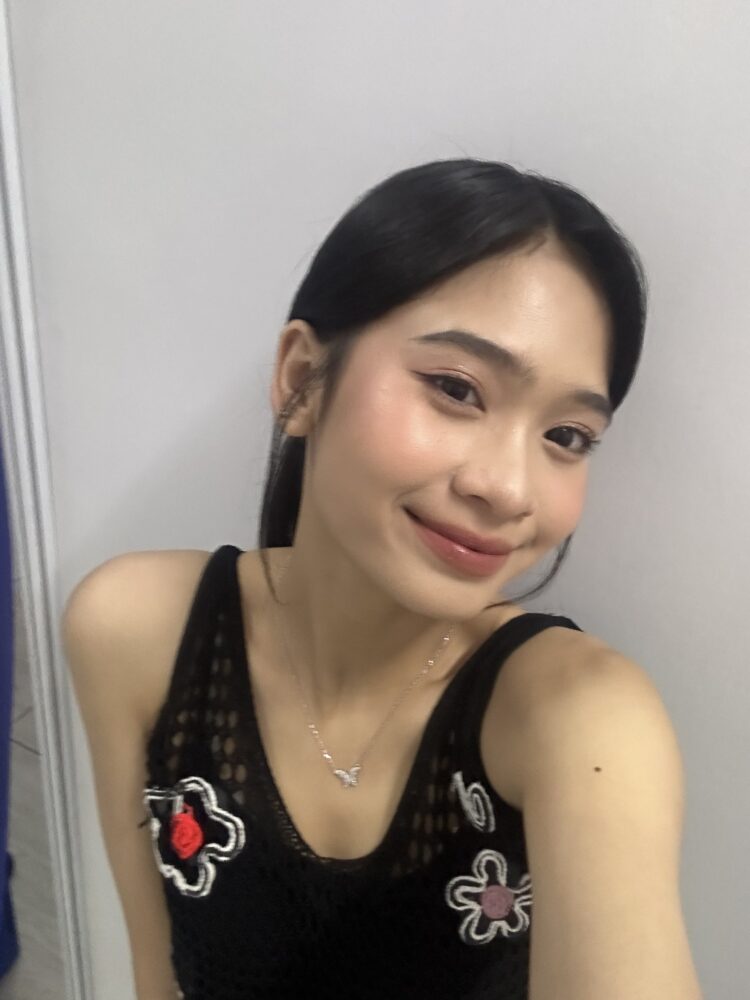 flora shafiqa riyadi feet