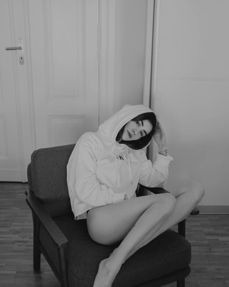 frankie miles feet 2