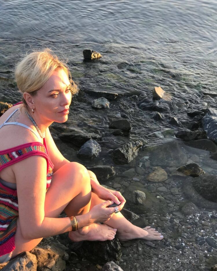 funda anika ilhan feet 2