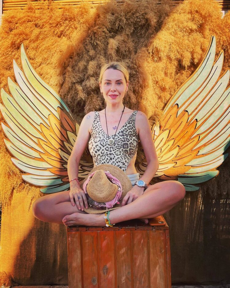 funda anika ilhan feet 3