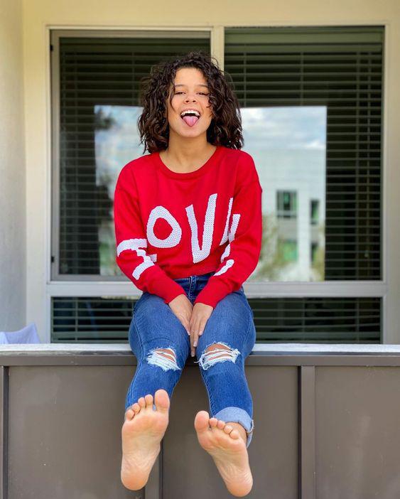 gabriella saraivah feet 6