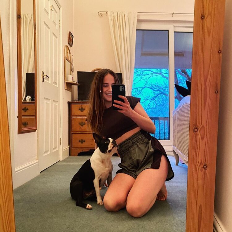 gabrielle aplin feet 6