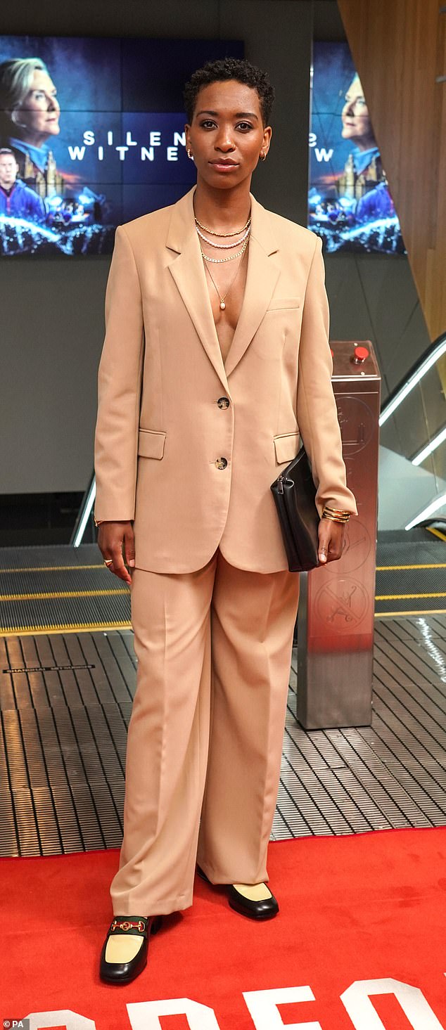 genesis lynea feet 3