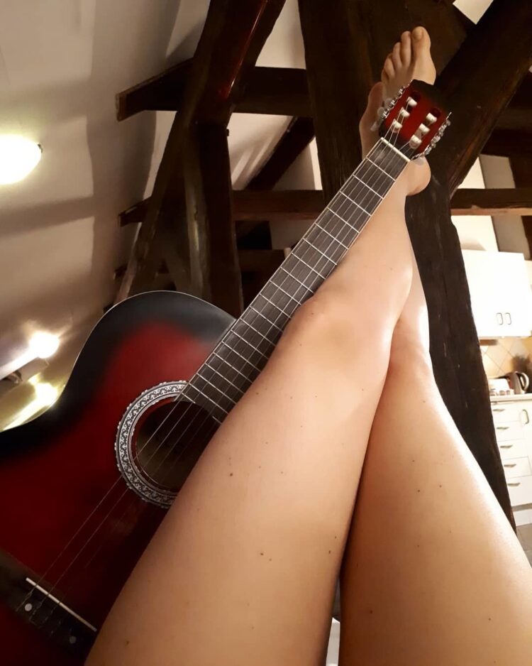 genevieve gaunt feet 2