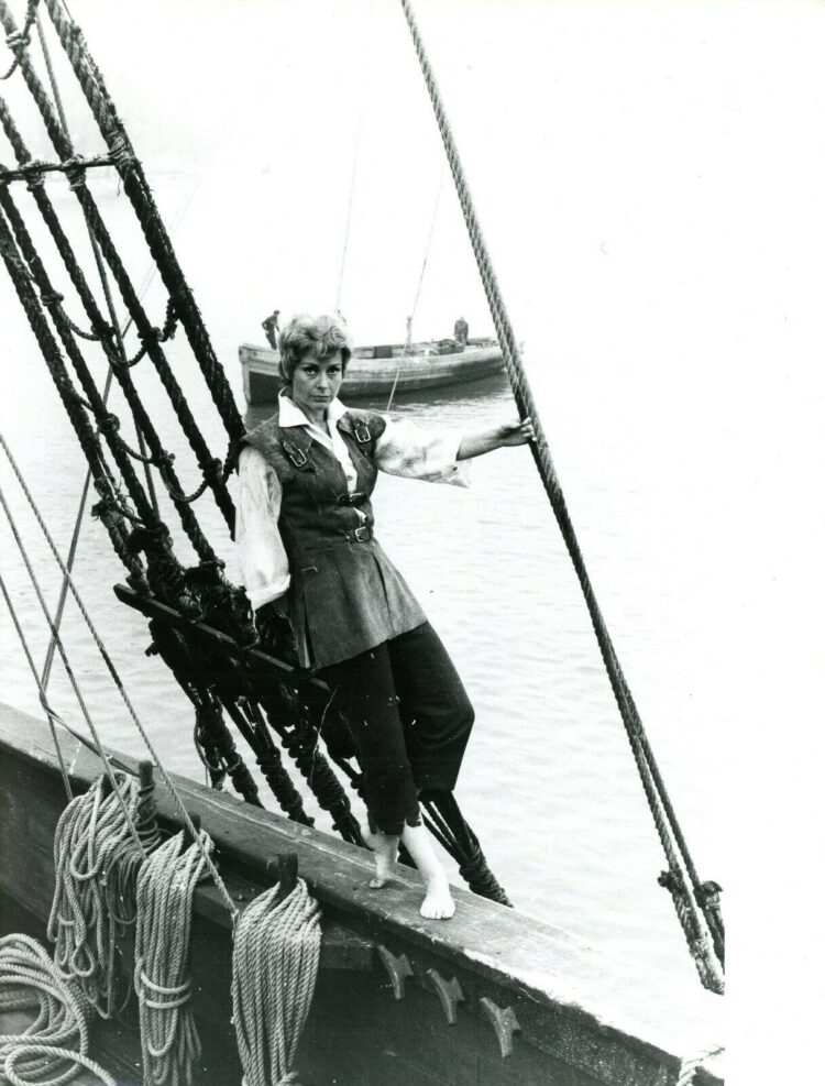 genevieve page feet 2