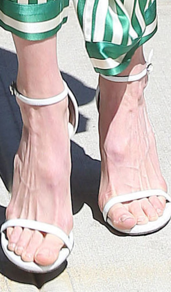 gigi hadid feet 3