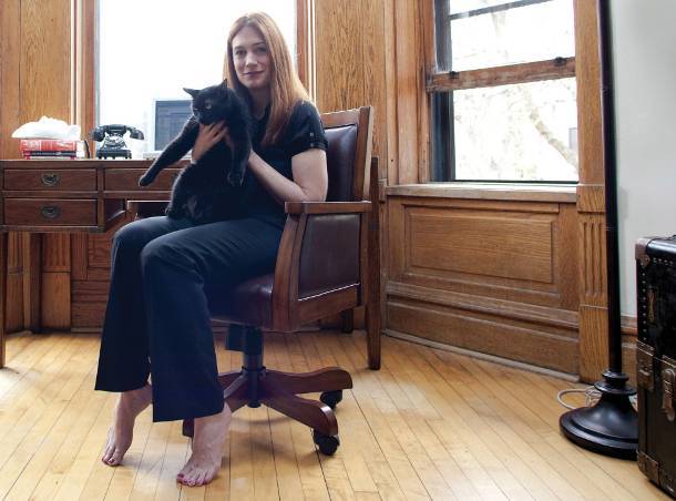 gillian flynn feet