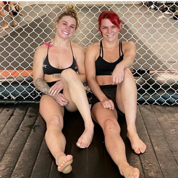 gillian robertson feet