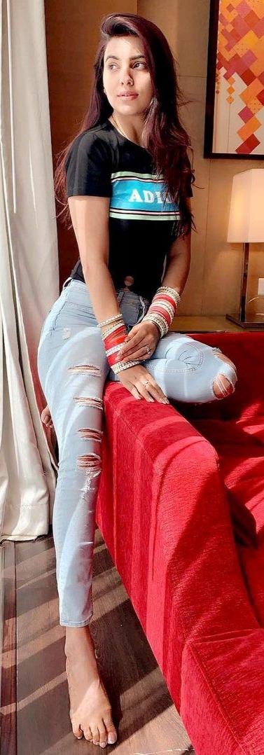 ginni kapoor feet 3