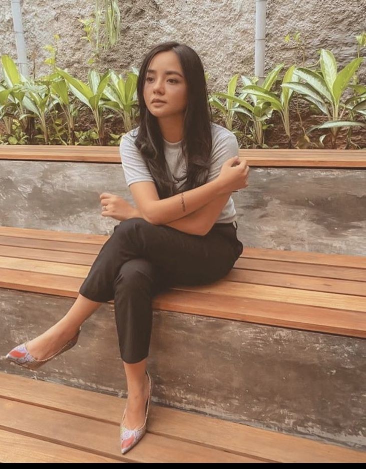 gita sinaga feet 5