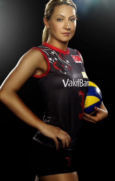 gizem karadayi feet 5