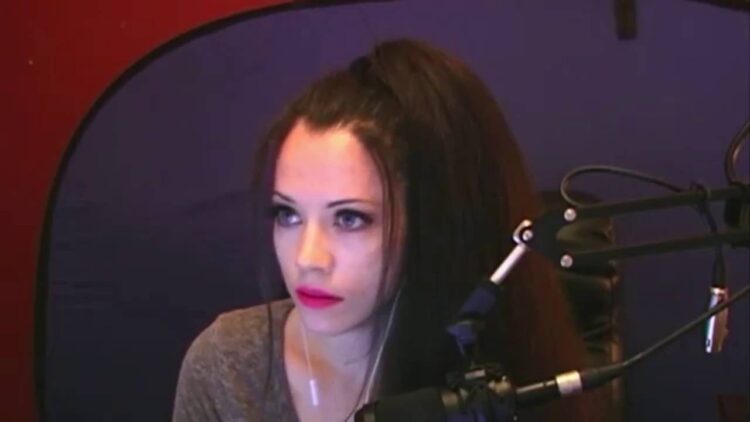 glitching queen feet 1