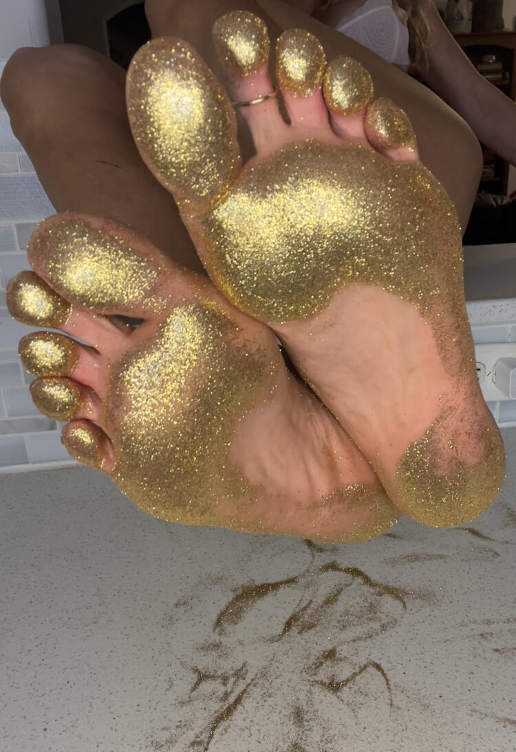 glitz feet scaled