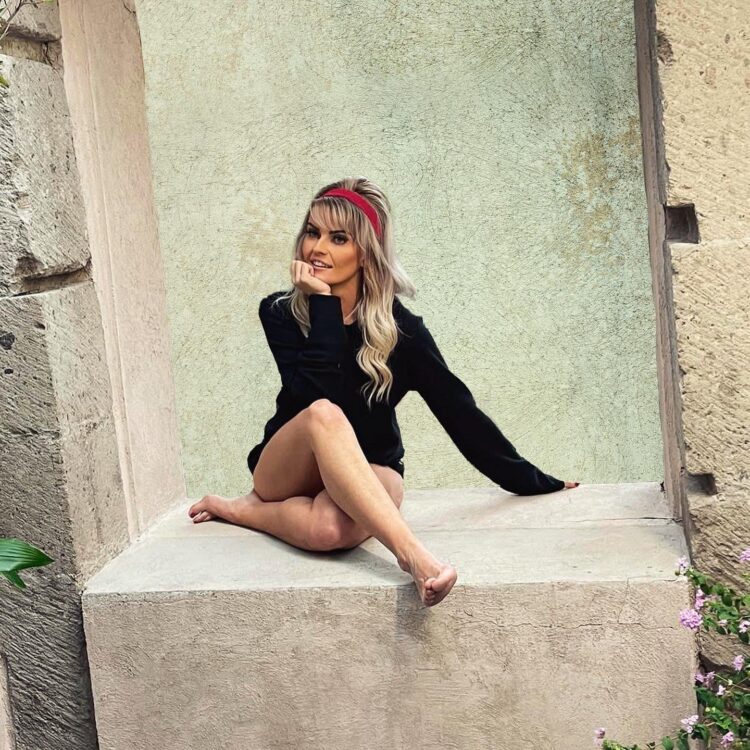 gloria alvarez feet 2