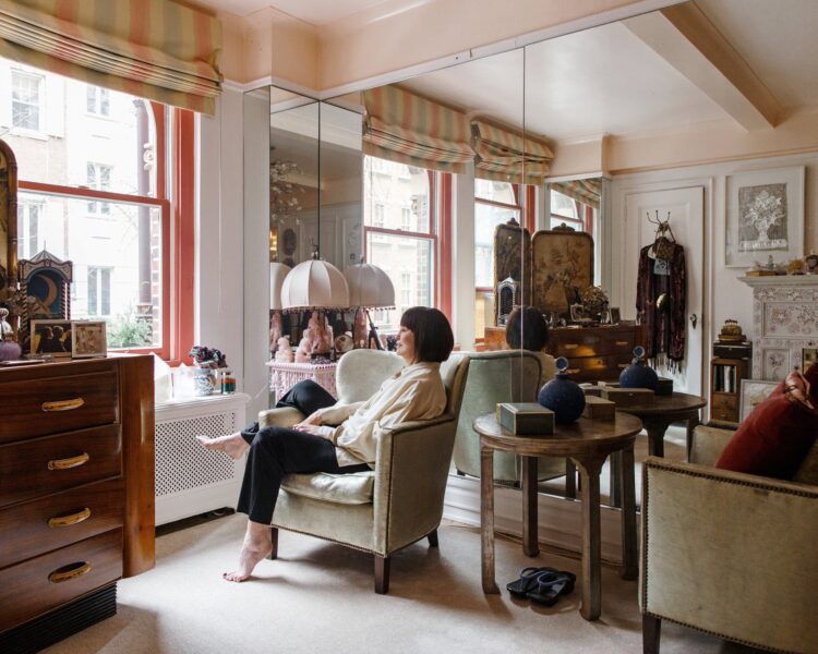gloria vanderbilt feet 4
